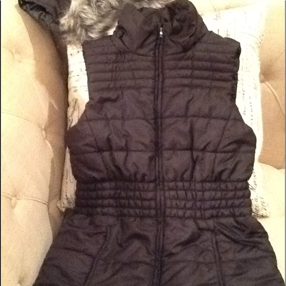 XS Black Puff Vest with detachable faux fur hood - Picture 6 of 7